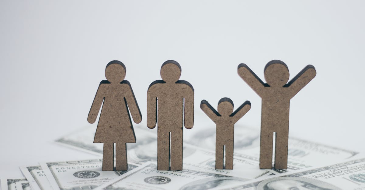 ¿Cómo puede una familia reducir sus gastos mensuales?