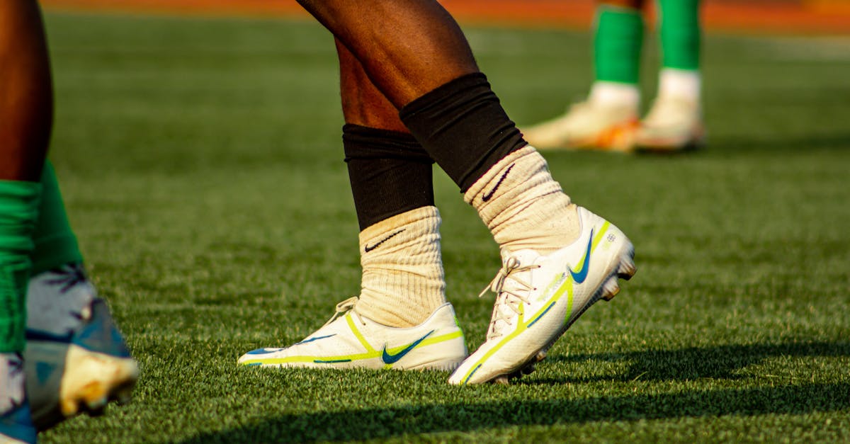¿Por qué los futbolistas usan calcetines con agujeros?