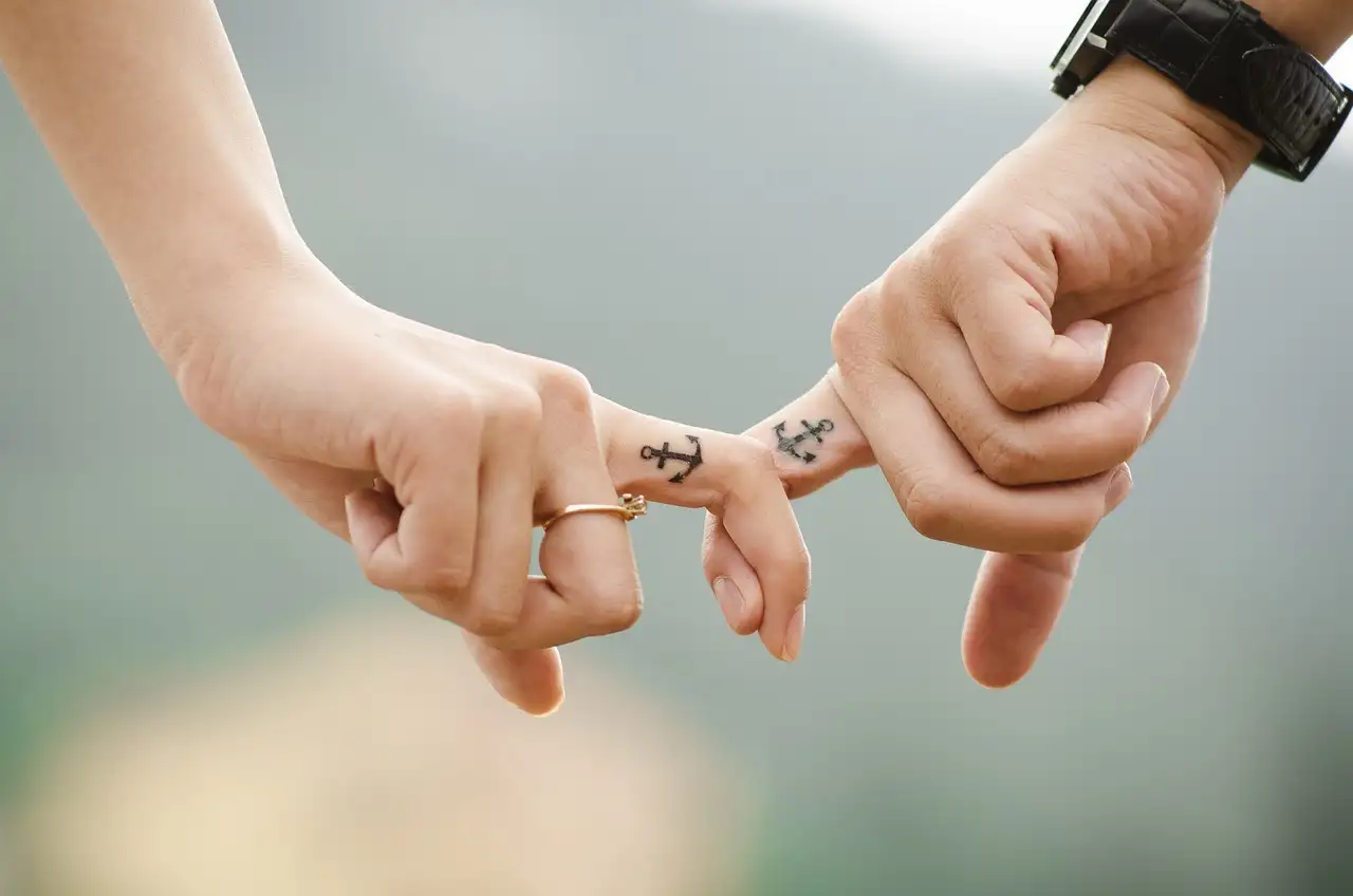 ¿Cuál es el rol de los tatuajes en la pintura corporal cultural?