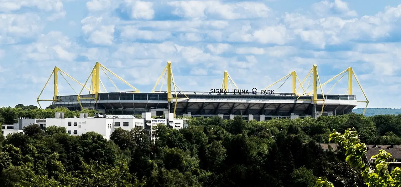 ¿Dónde está el famoso Signal Iduna Park en Dortmund?
