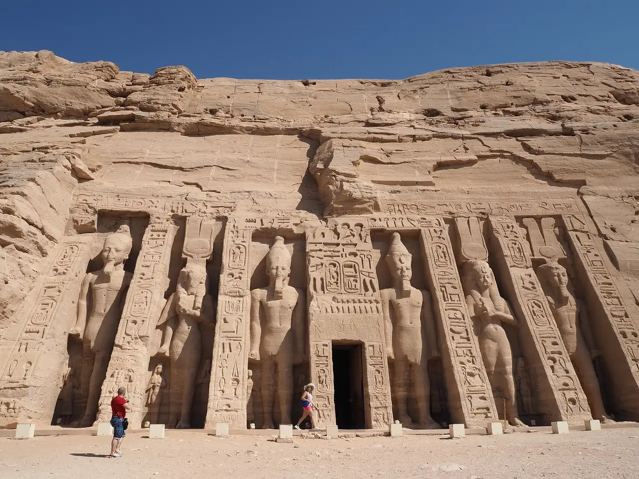 ¿Dónde se encuentran las enormes columnas en Luxor?