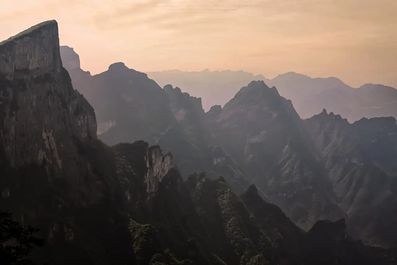 ¿Dónde se encuentran los acantilados de Zhangjiajie en China?