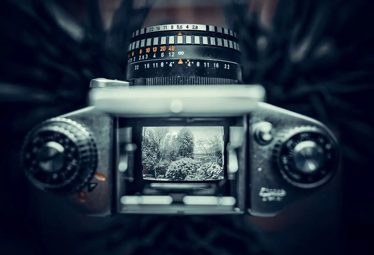 ¿Por qué fue clave la primera cámara portátil en la fotografía?