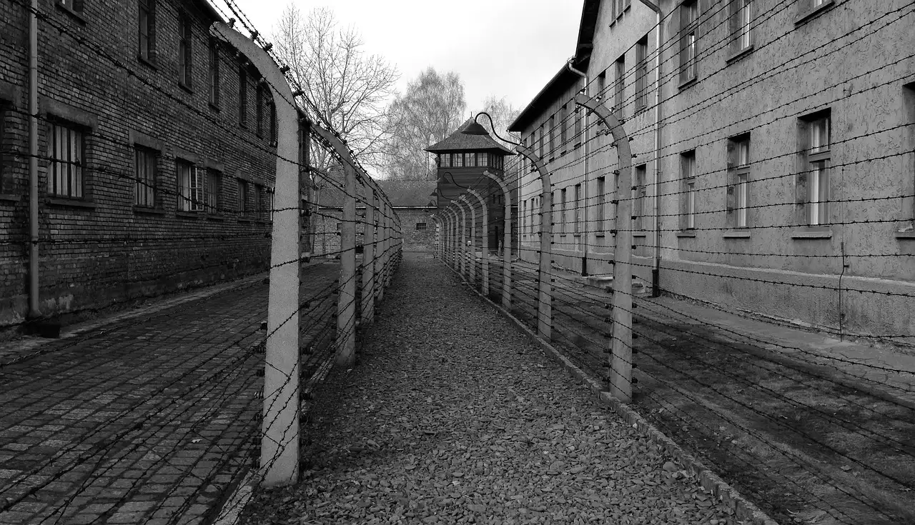 ¿Qué ciudad polaca visitar cerca del museo de Auschwitz?
