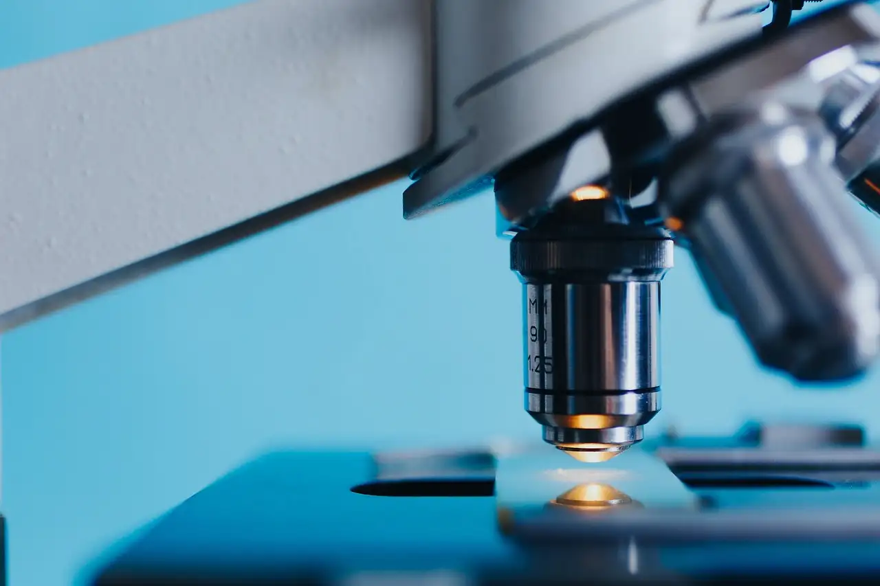¿Quién reveló la estructura del genoma en biología?