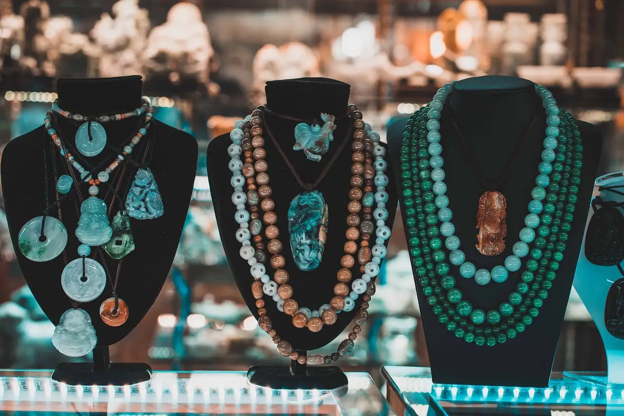¿Cómo se utilizaban las piedras preciosas en el arte azteca?