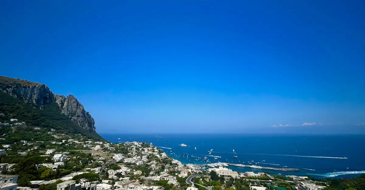 ¿Qué ciudad italiana está cerca de la isla de Capri?