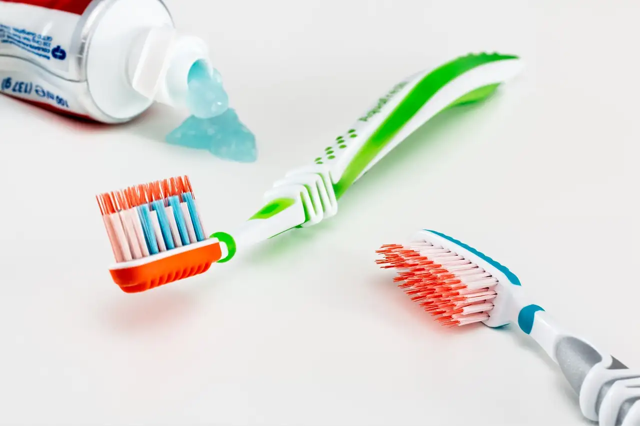 ¿Cómo quitar betún de zapatos con pasta de dientes en telas?
