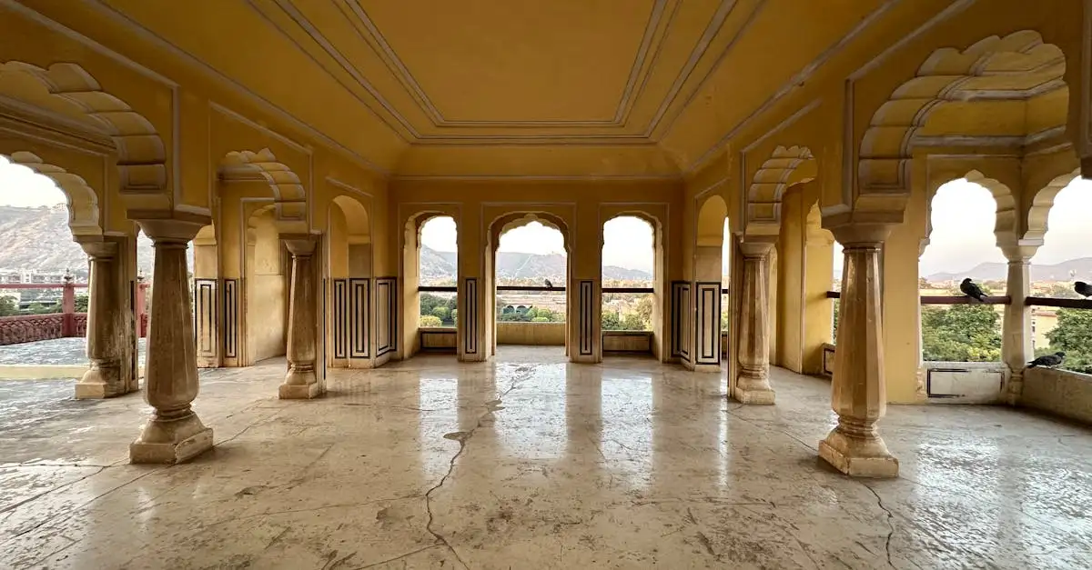 ¿Cuál es la ciudad de India famosa por su arte de la seda?