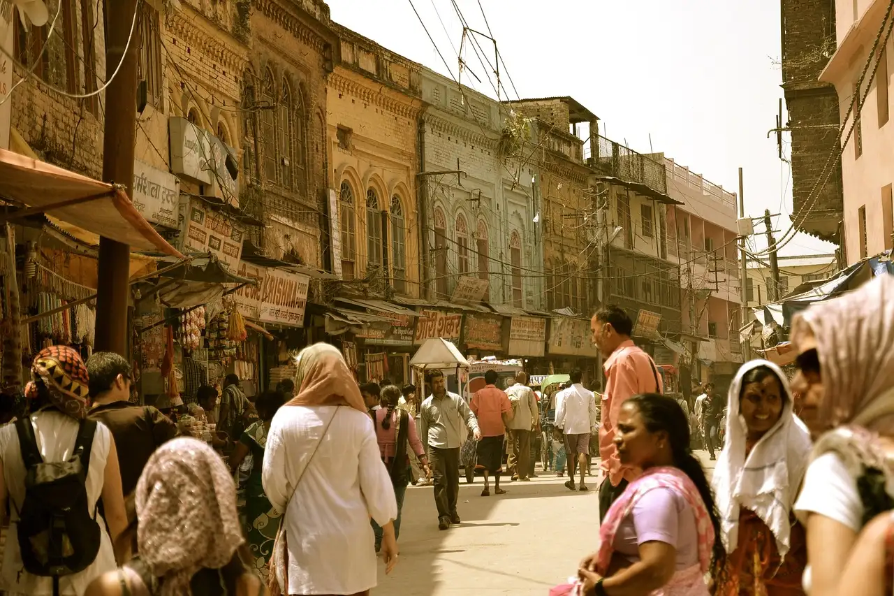 ¿Cuál es la ciudad de India famosa por su arte de la seda?