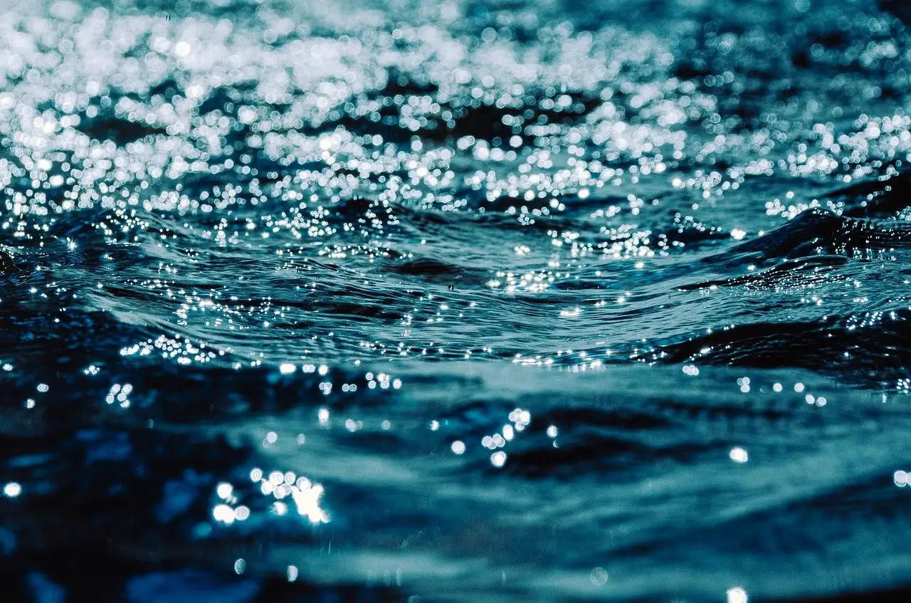 ¿El agua fría elimina manchas de proteínas eficazmente?