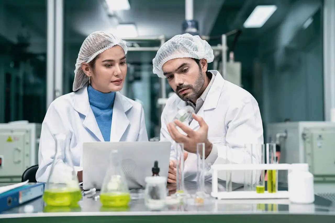 ¿Cómo mejoran los ensayos clínicos la seguridad de medicamentos?