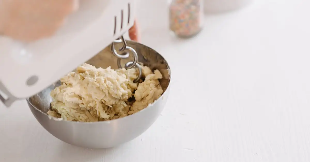 ¿Cómo mezclar mantequilla en la masa de pastel fácilmente?
