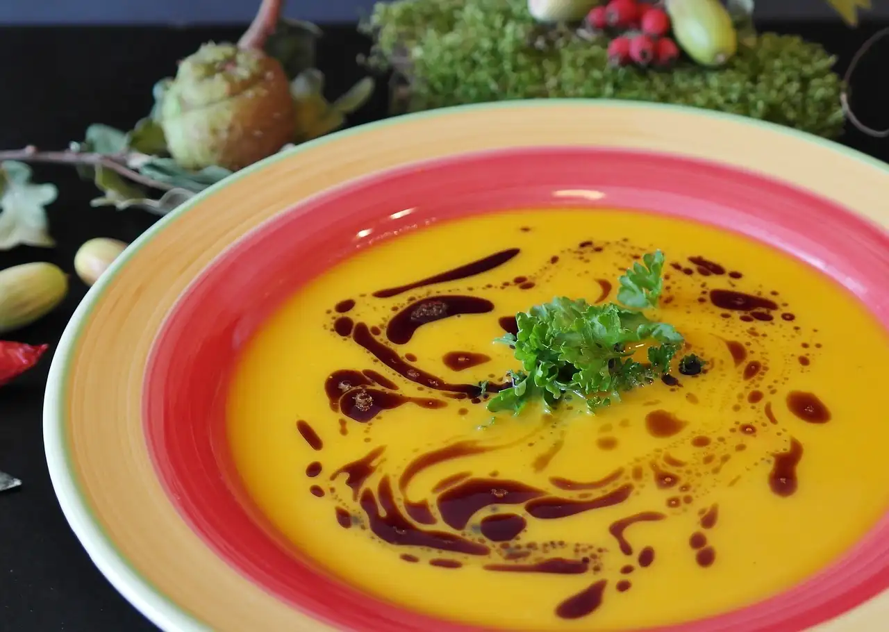 ¿Cómo potenciar el sabor de la sopa con hojas de laurel?
