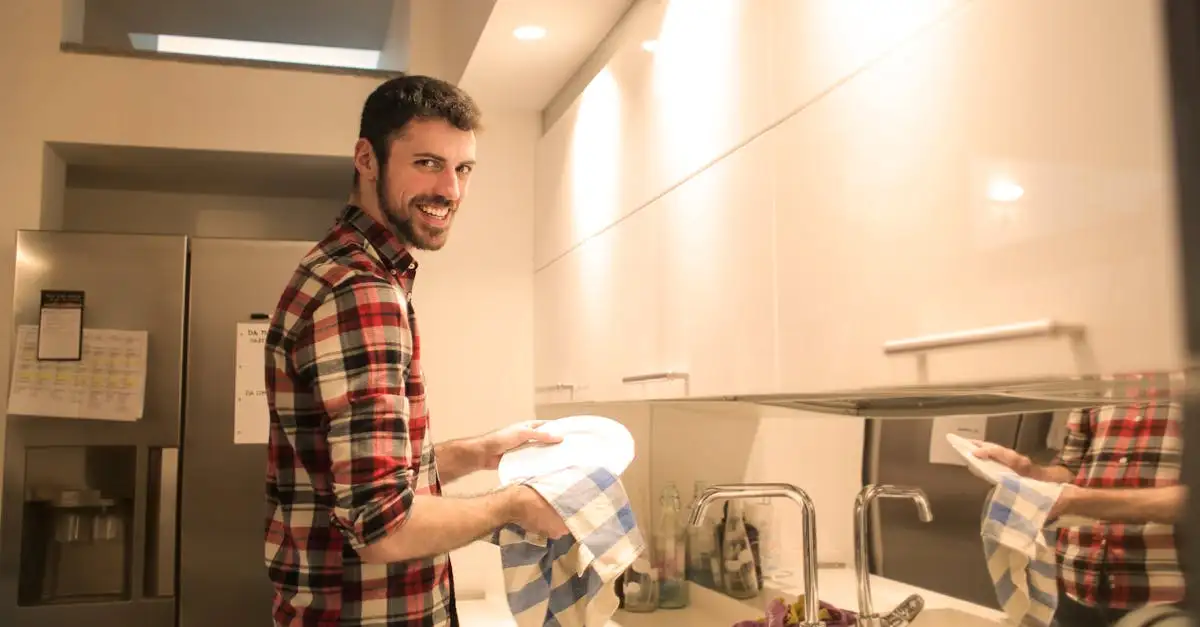 ¿Cómo quitar manchas de grasa en las paredes de la cocina?
