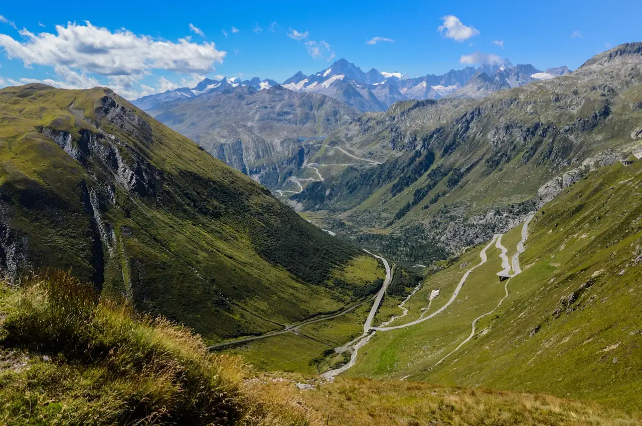 ¿Cómo se construyó la línea de ferrocarril Gotthard en Suiza?