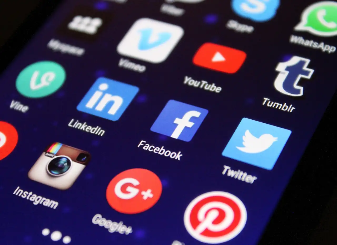 ¿Cuál era el objetivo original de Facebook en 2004?