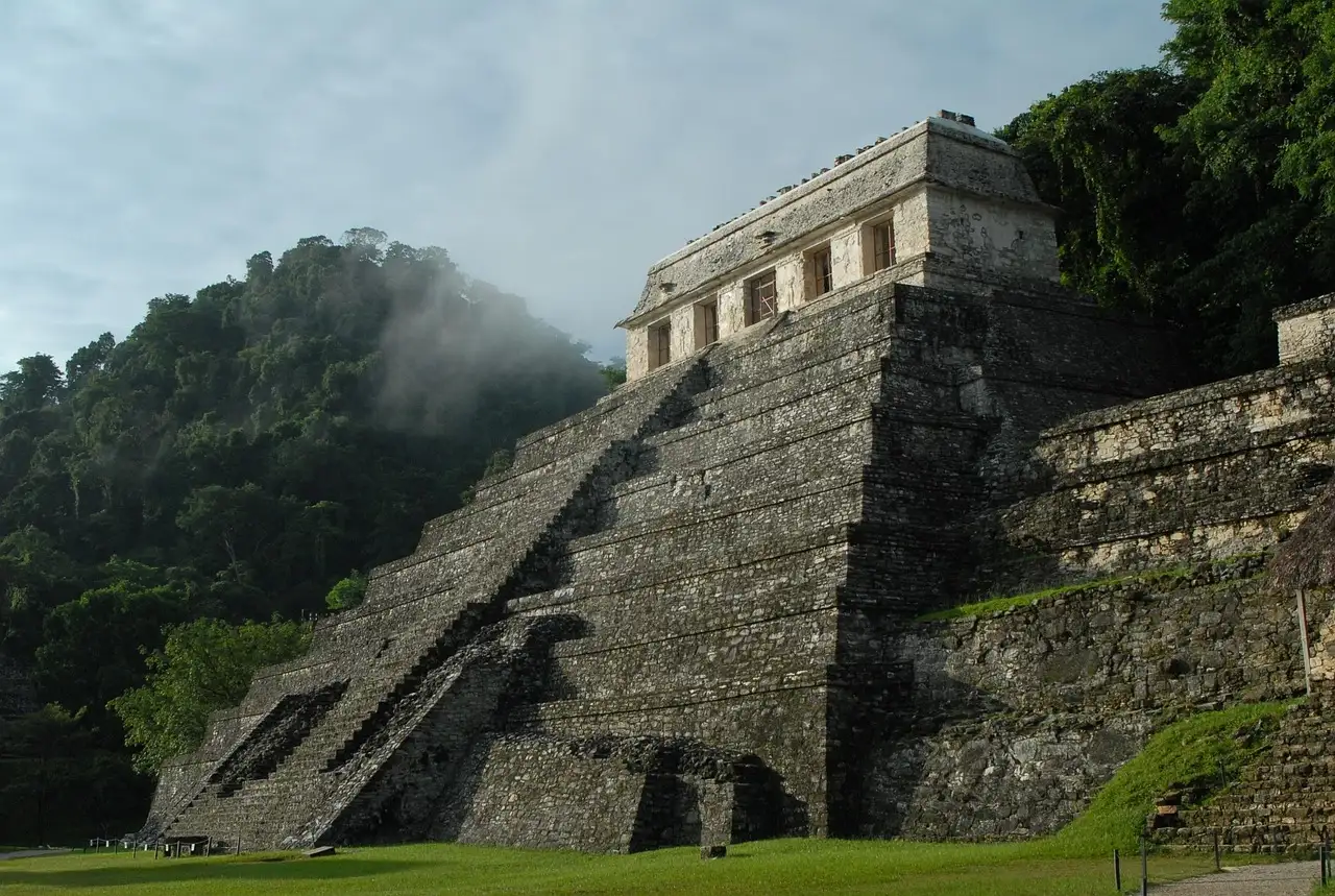 ¿Cuál fue la importancia de las piedras preciosas en los mayas?