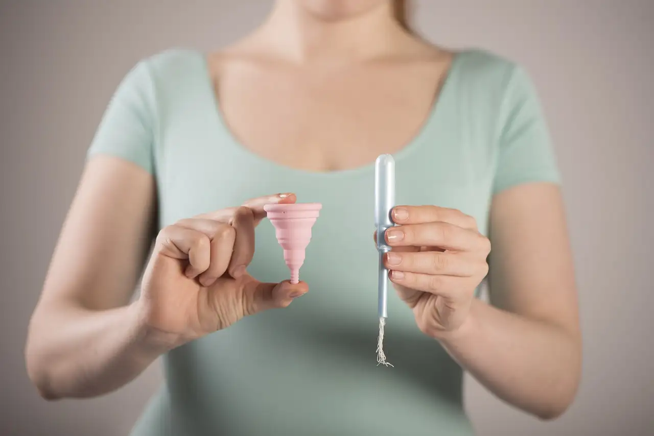 ¿Es normal la secreción blanca acuosa en la menstruación?