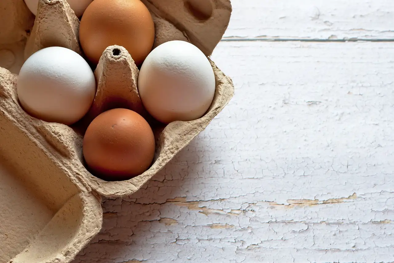 ¿Qué efecto tiene el vinagre en el agua de cocción de huevos?