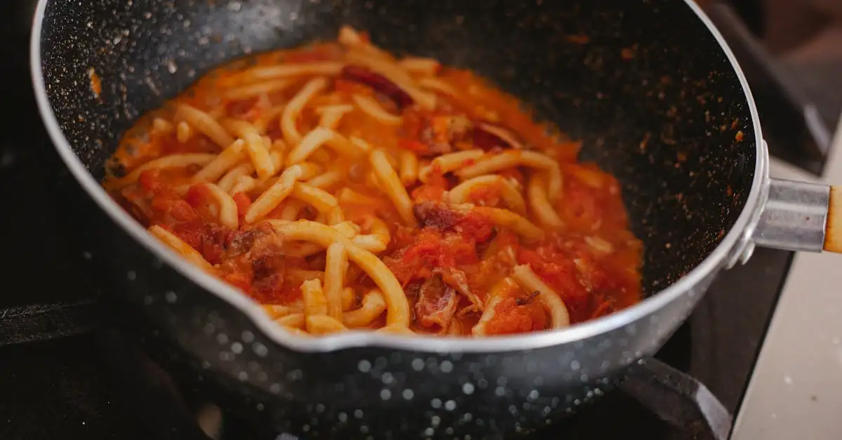 ¿Cómo realza la cocción lenta el sabor de la salsa de tomate?