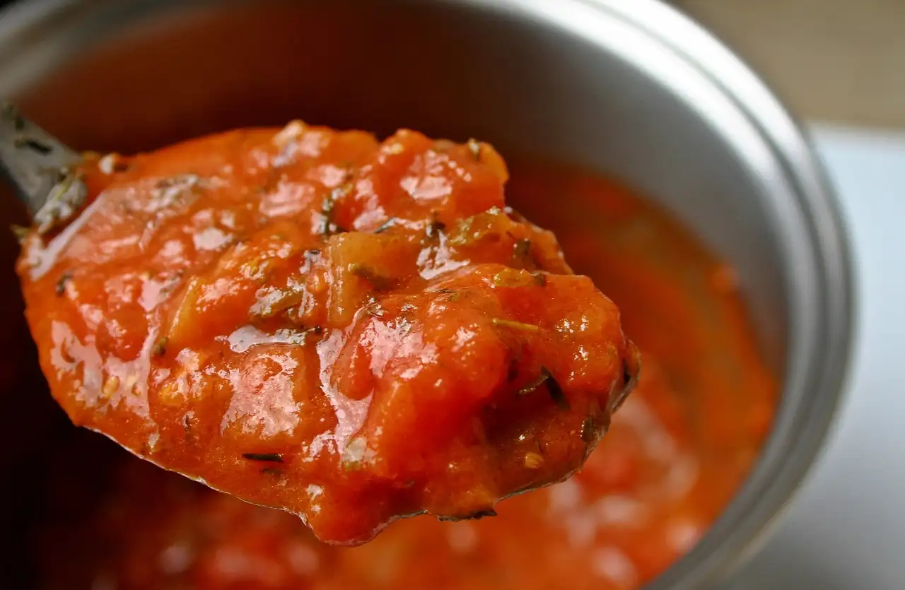 ¿Cómo realza la cocción lenta el sabor de la salsa de tomate?