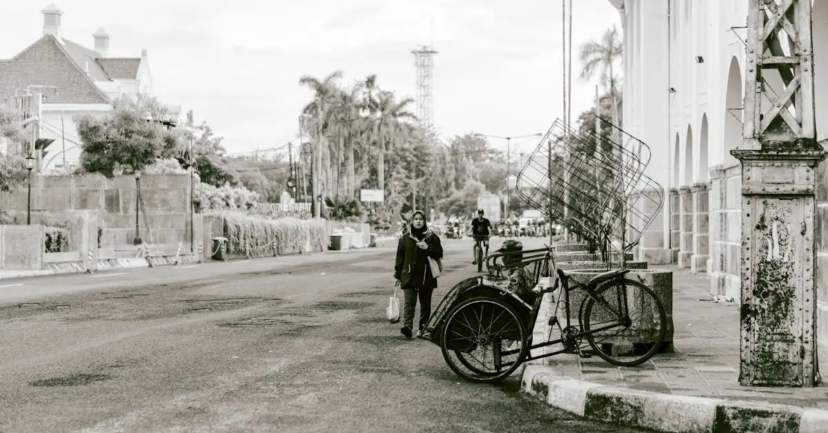 ¿Cuál es la ciudad de Indonesia famosa por el comercio de especias?