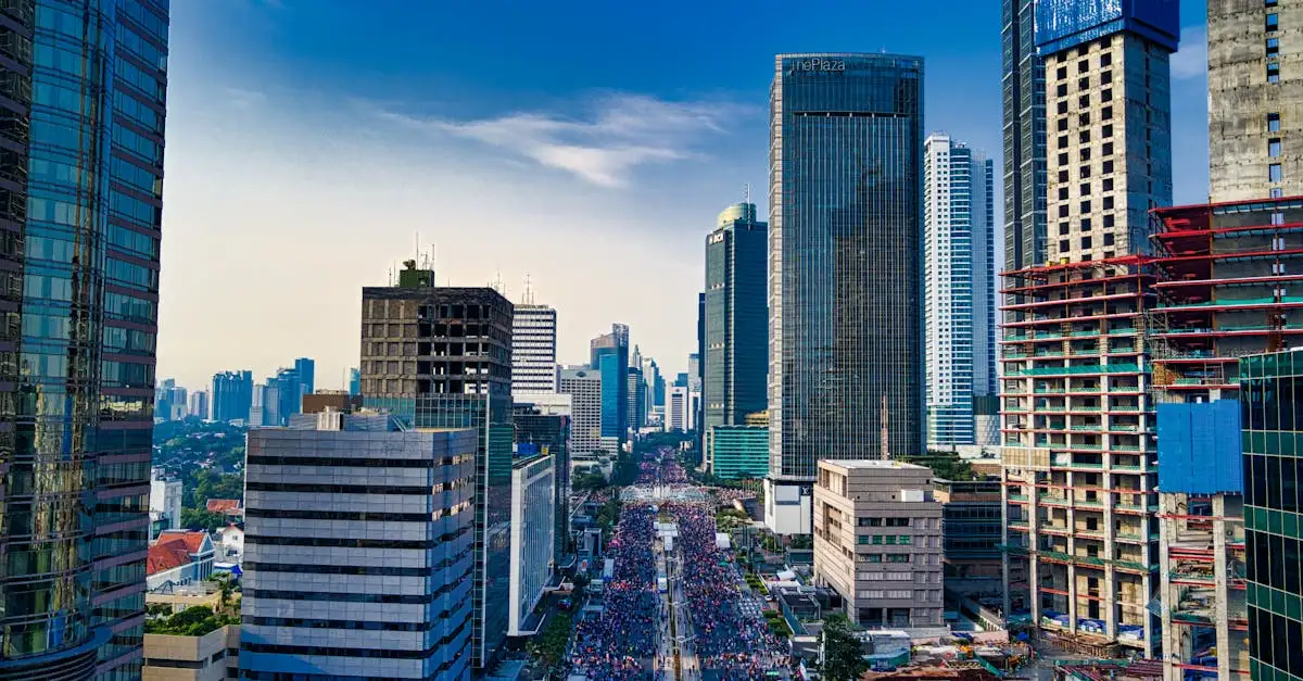 ¿Cuál es la ciudad de Indonesia famosa por el comercio de especias?