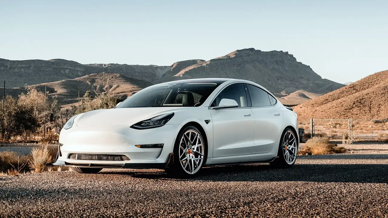 ¿Qué hizo al Tesla Roadster único entre los deportivos eléctricos?