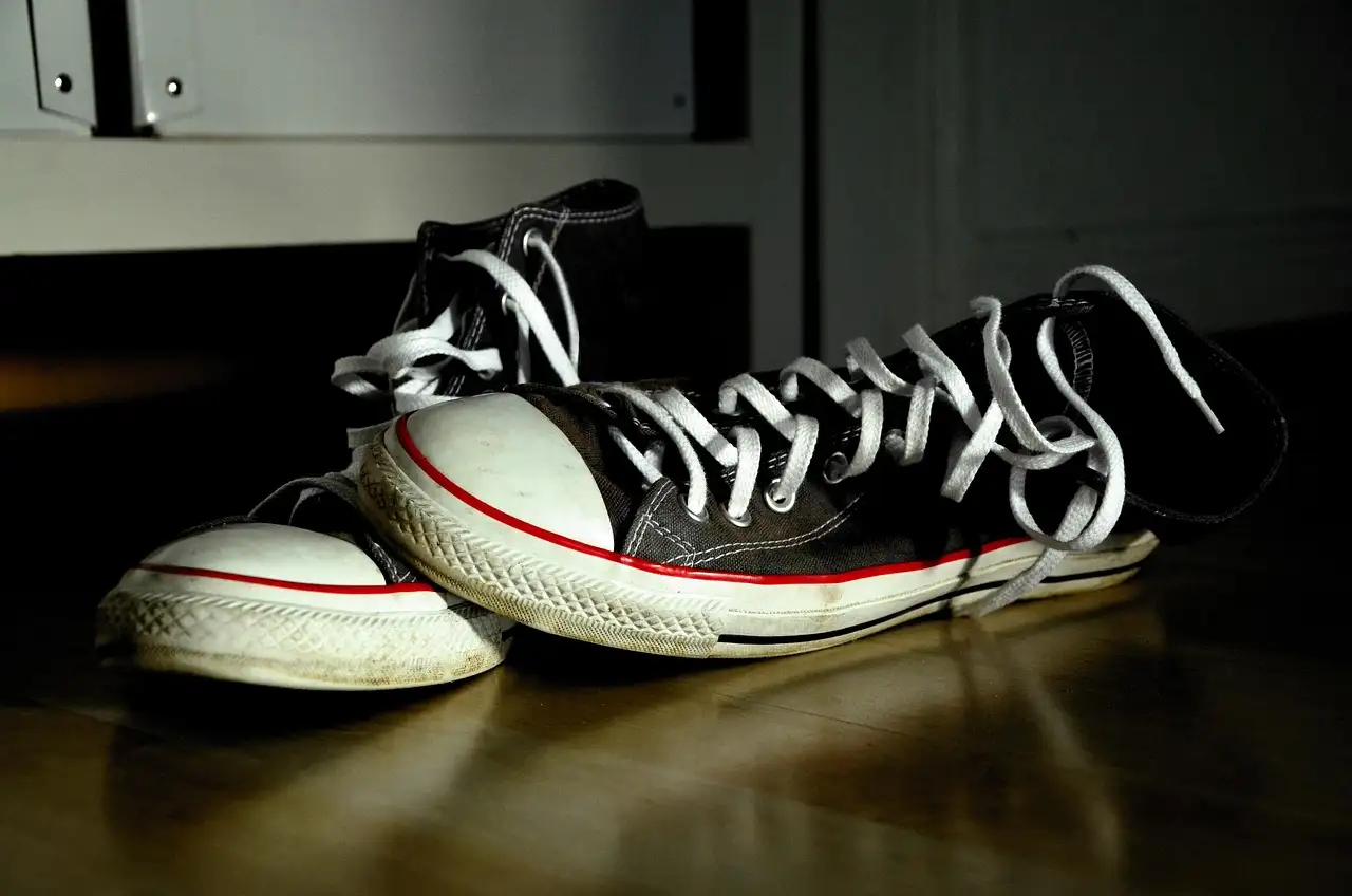 ¿Qué propiedades tiene la pasta de dientes para limpiar zapatillas?