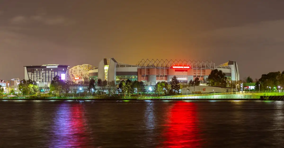¿Cuál es el nombre del estadio del Manchester United?