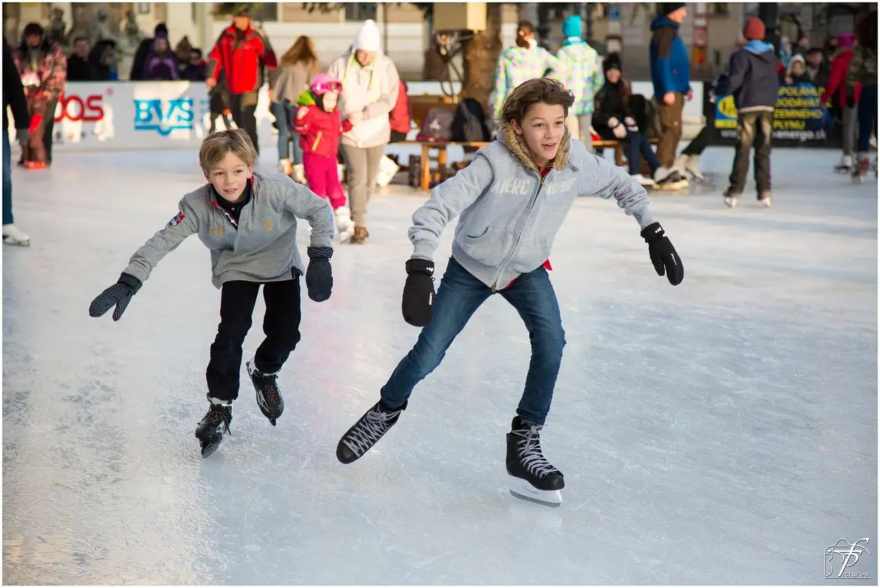 ¿Cómo patinan los patinadores en las curvas con habilidad?