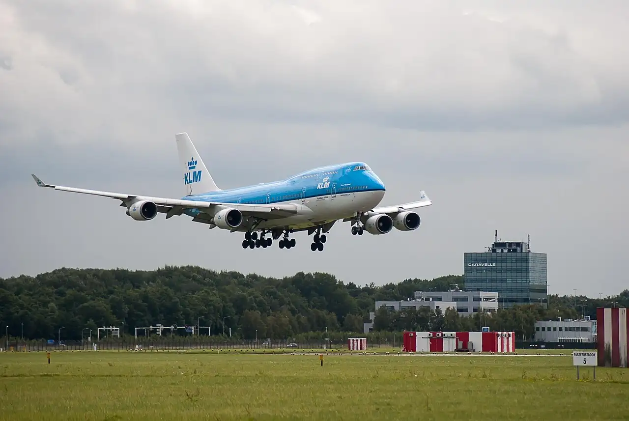 ¿Cuántas personas laboran en el aeropuerto de Schiphol?