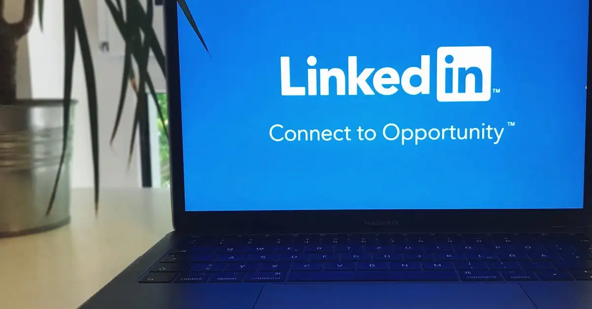 ¿Cuál fue el impacto de LinkedIn 2003 en el networking profesional?