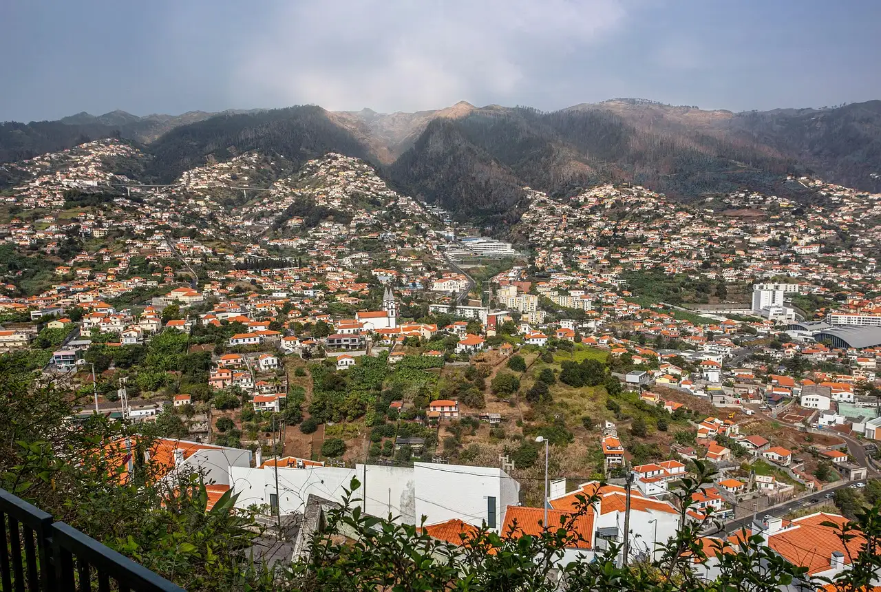 ¿Cuánto tiempo dura el viaje en bus o tren a Funchal?
